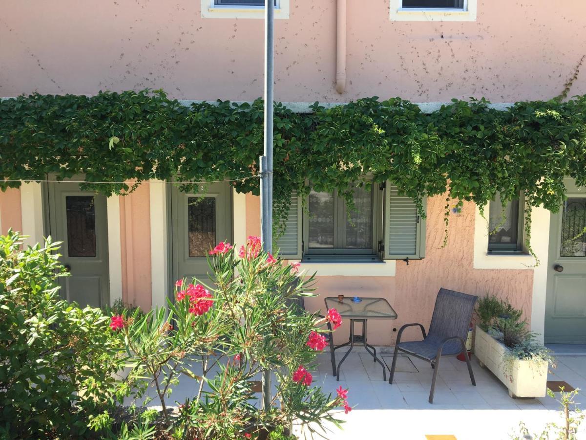 לאסי Despina Studios And Apartments מראה חיצוני תמונה